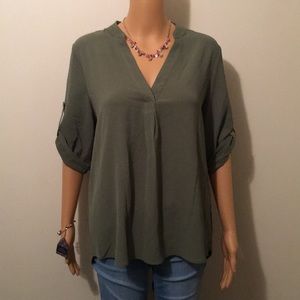 NWOT Alison Andrews VNeck 3/4 Button Sleeve Blouse